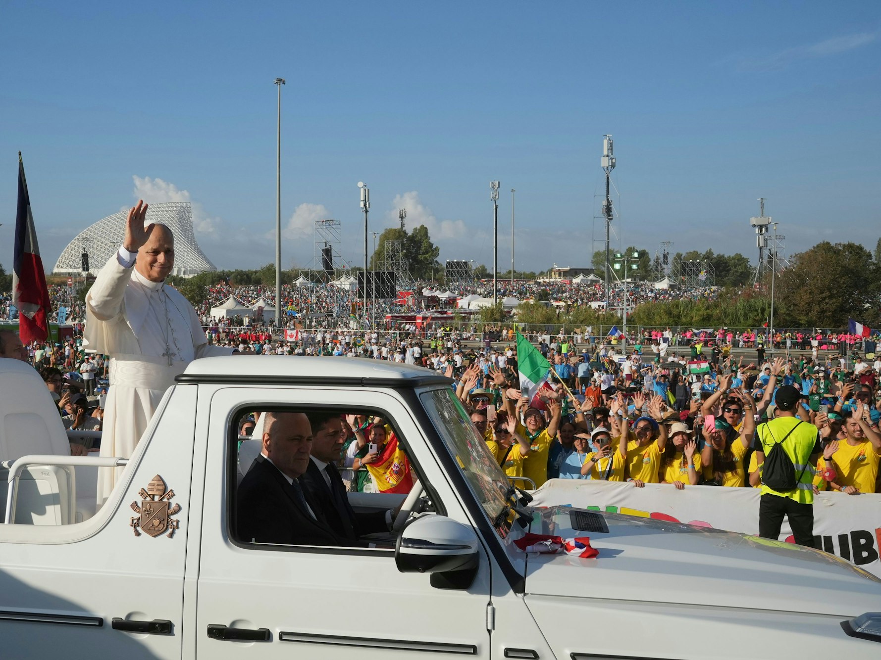 Papst Leo XIV. (l) wurde gefeiert wie ein Popstar. Hier kommt der Pontifex zu einer Messe mit jungen Menschen, die am Jugendjubiläum auf dem Tor Vergata Feld teilnehmen.