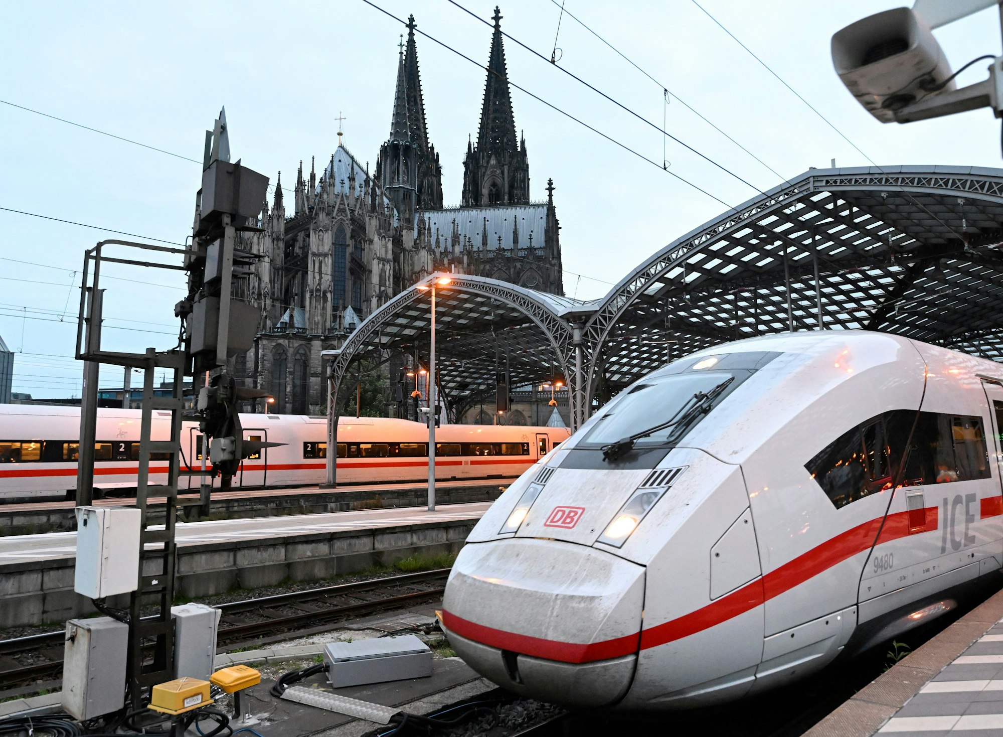 Ein ICE-Zug der Deutschen Bahn verlässt den Kölner Hauptbahnhof.