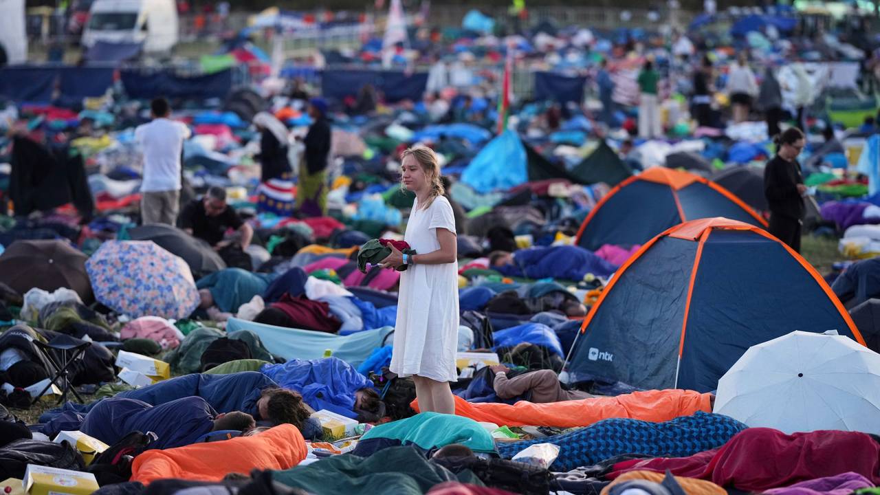 Junge Menschen wachen nach einer Übernachtung auf dem Feld Tor Vergata auf, wo sie am Jugendjubiläum teilnehmen.