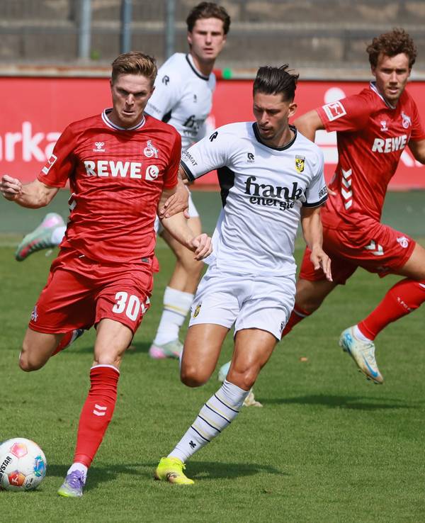 Marius Bülter im Test gegen Vitesse Arnheim.