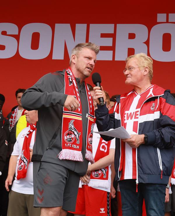 Lukas Kwasniok spricht bei der Saisoneröffnung des 1. FC Köln.