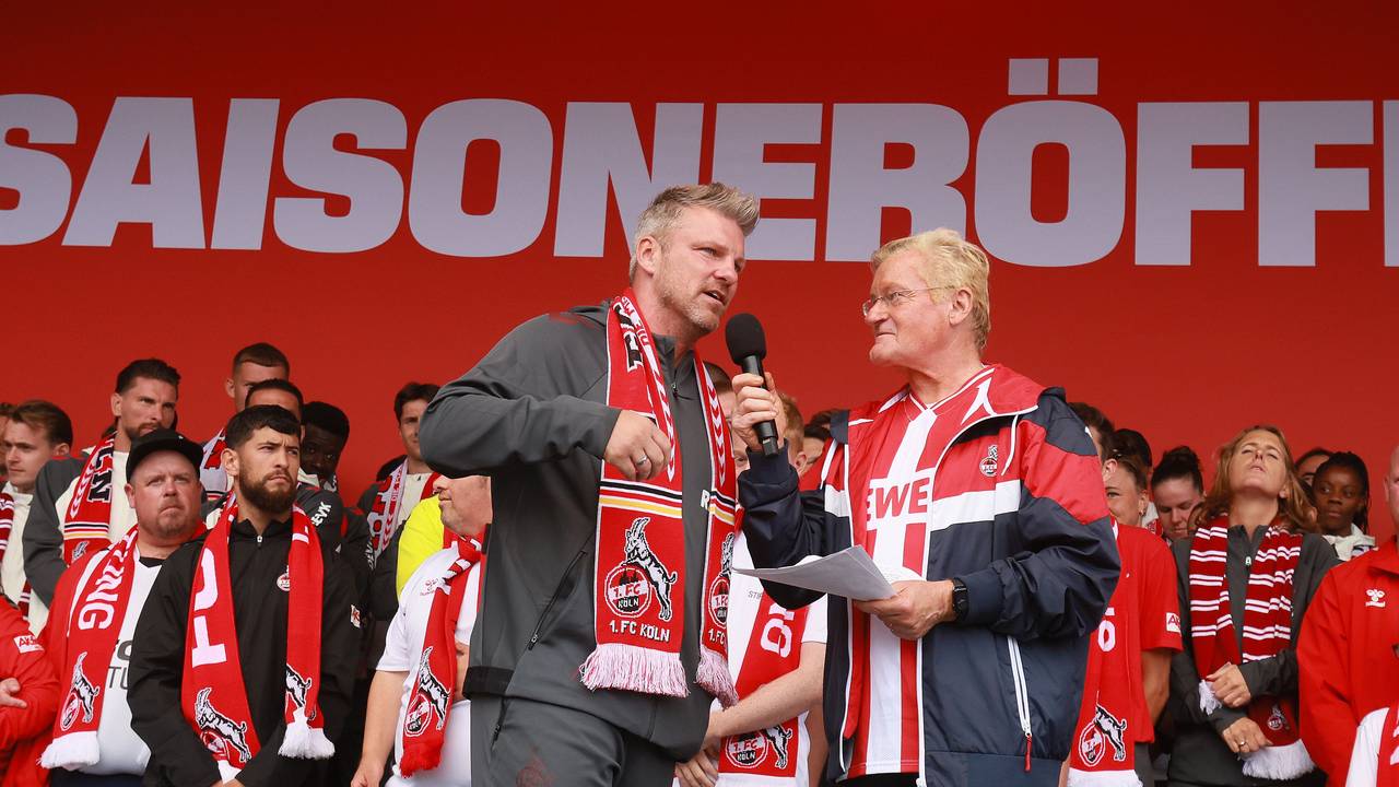 Lukas Kwasniok spricht bei der Saisoneröffnung des 1. FC Köln.