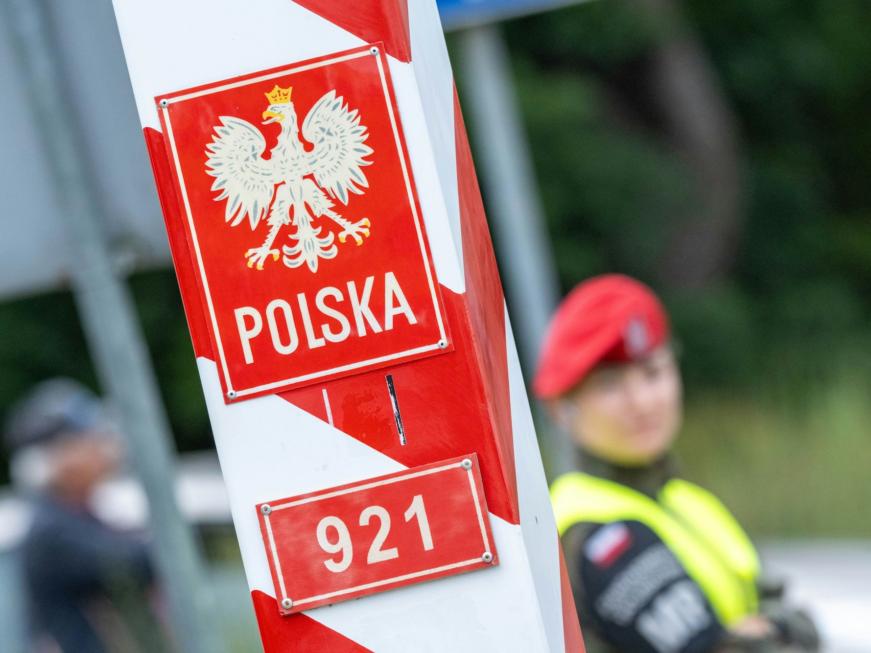 Polnische Grenzschützer stehen auf der polnischen Seite am Grenzübergang Ahlbeck und warten auf Reisende. Polen hat die Grenzkontrollen an der deutsch-polnischen Grenze wieder aufgenommen.