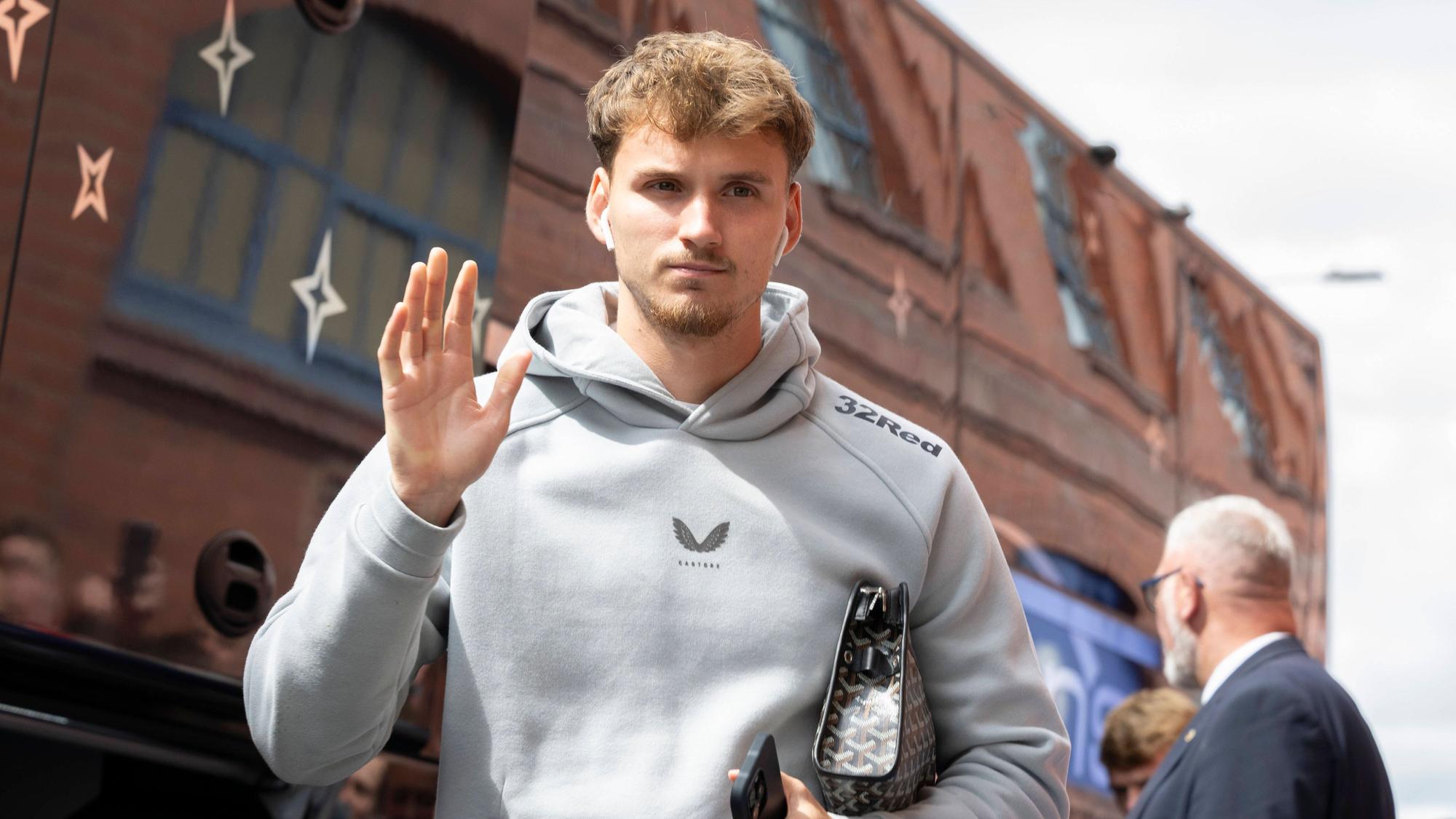 Rav van den Berg winkt vor einem Testspiel des FC Middlesbrough.