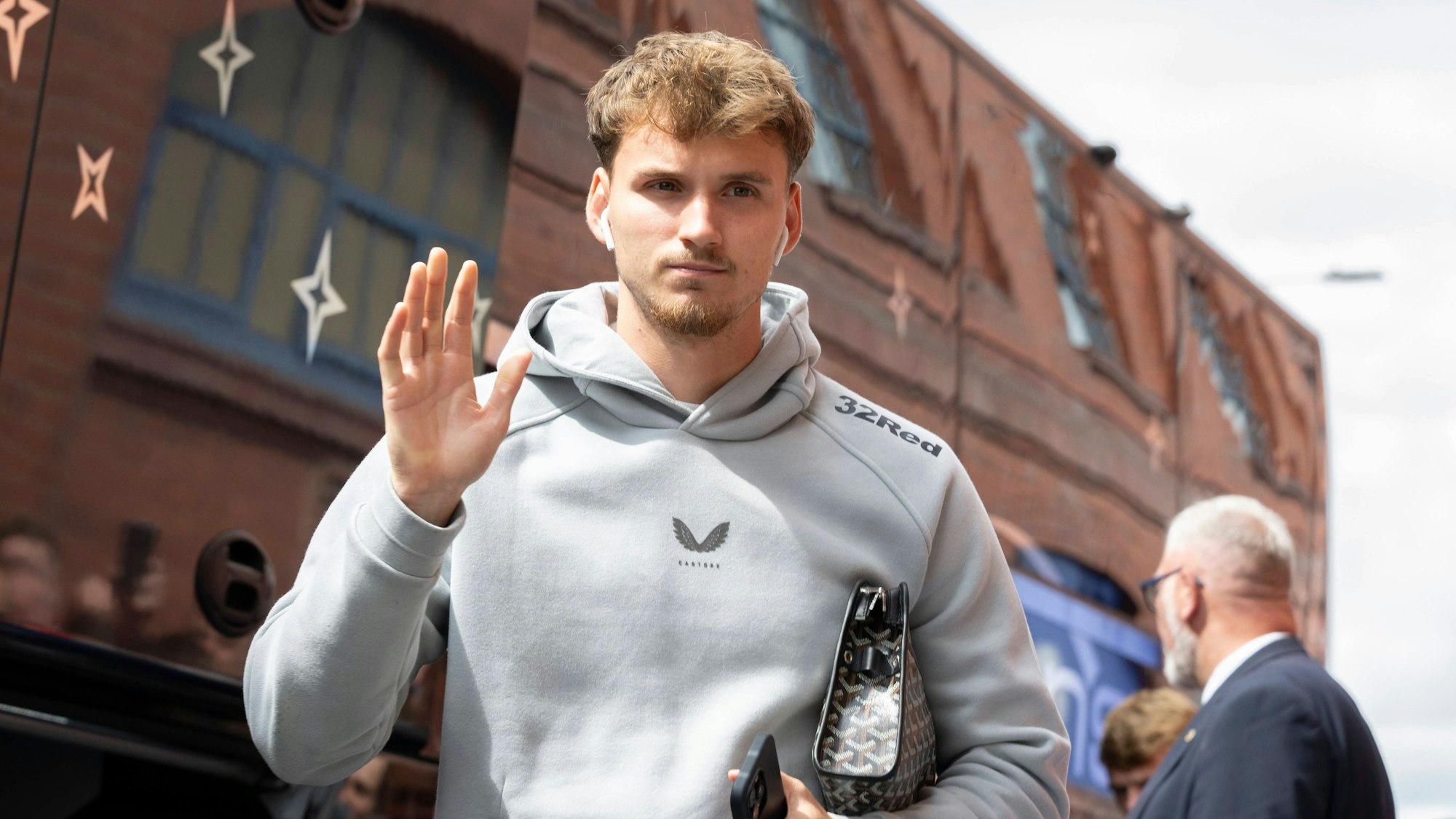 Rav van den Berg winkt vor einem Testspiel des FC Middlesbrough.