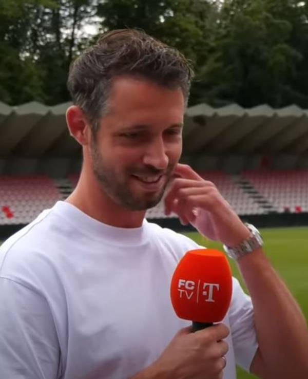 Mark Uth spricht vor dem Testspiel