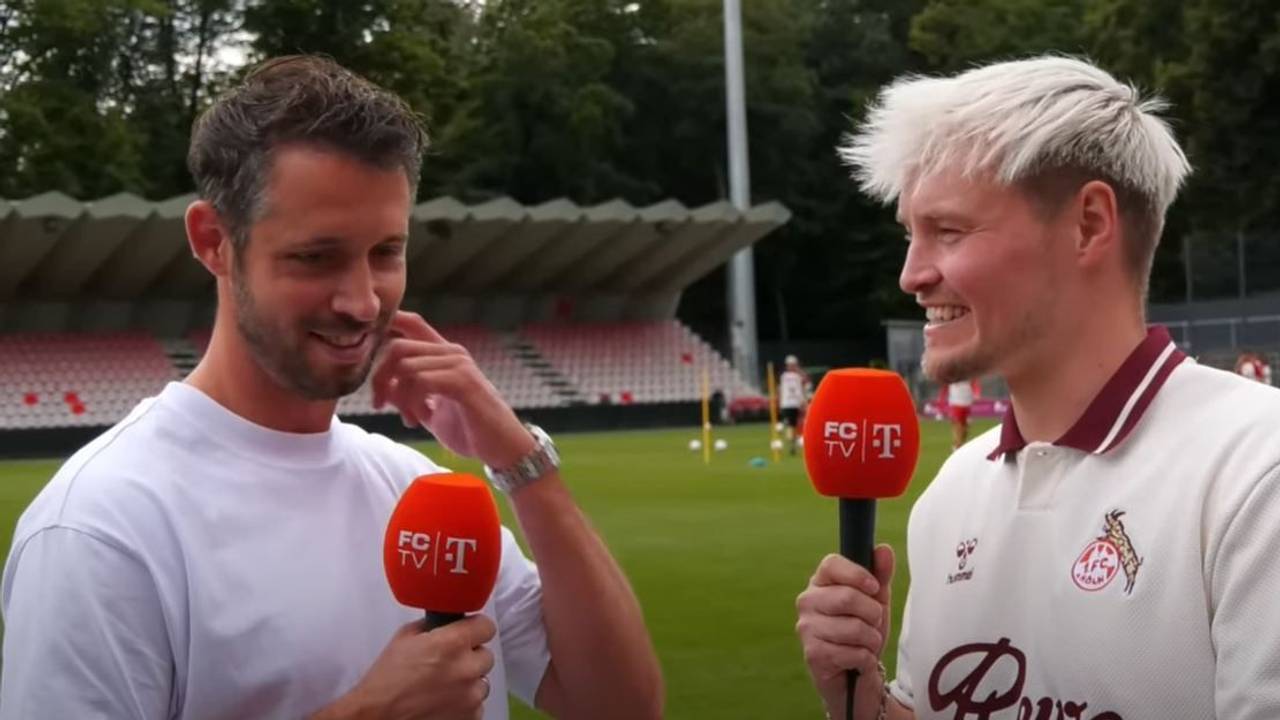 Mark Uth spricht vor dem Testspiel