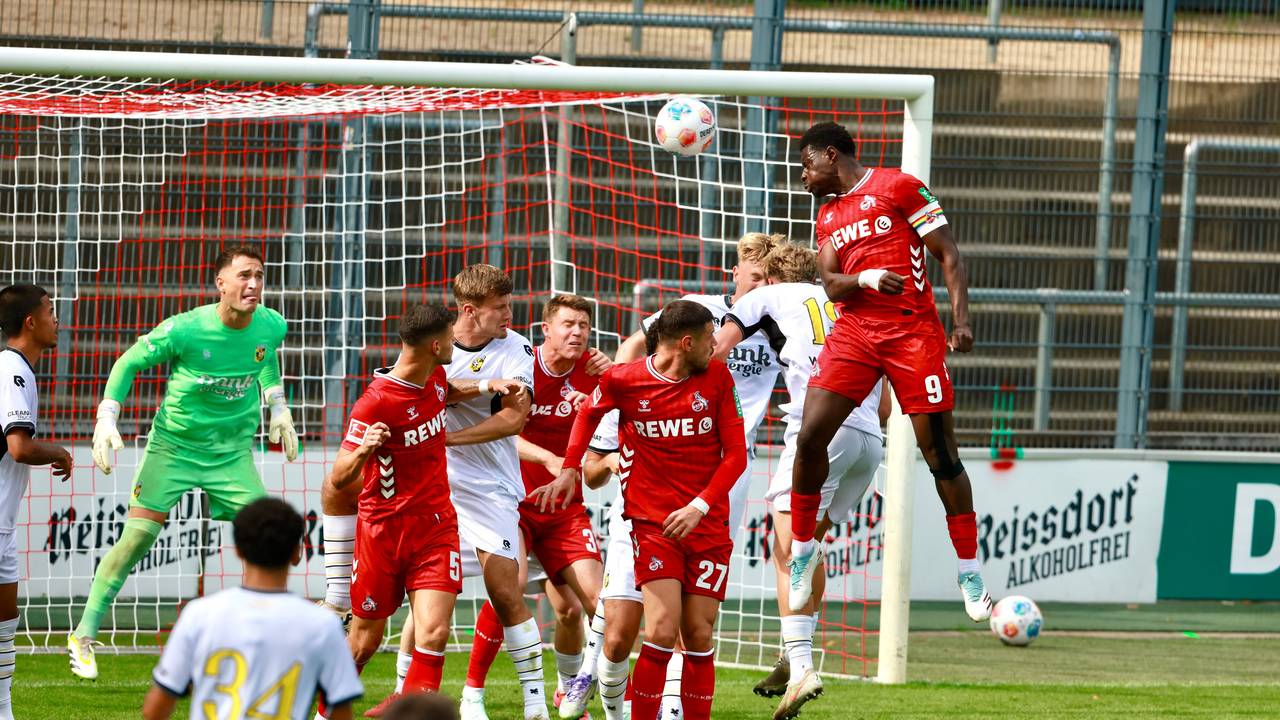 Ragnar Ache köpft das Tor zum 4:4-Ausgleich gegen Vitesse Arnheim.