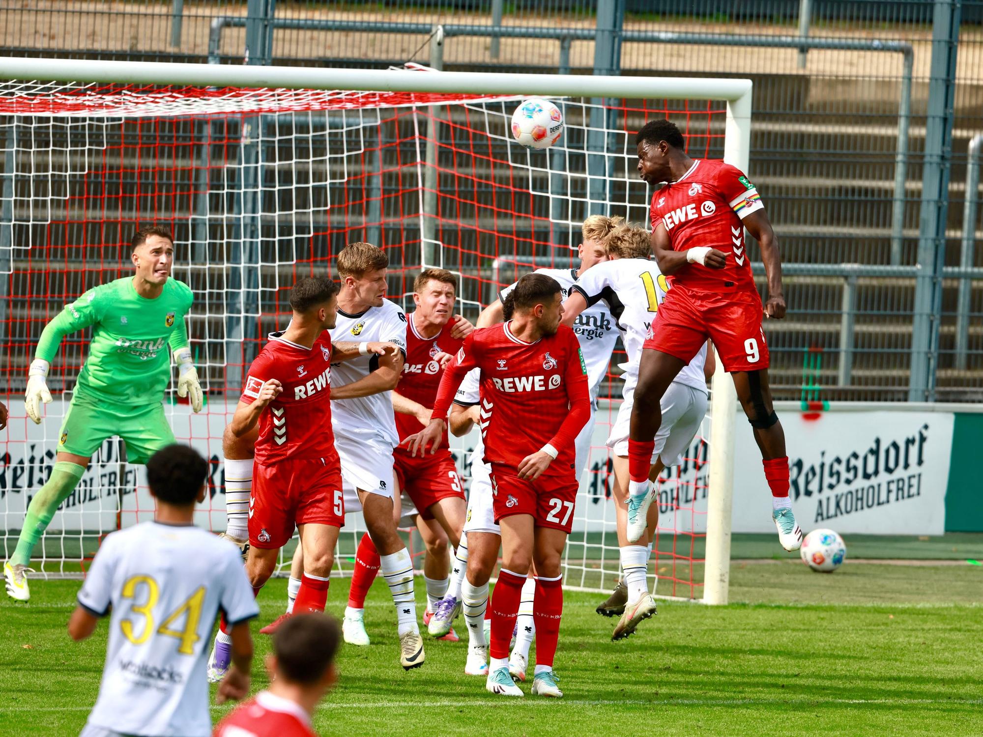 Ragnar Ache köpft das Tor zum 4:4-Ausgleich gegen Vitesse Arnheim.