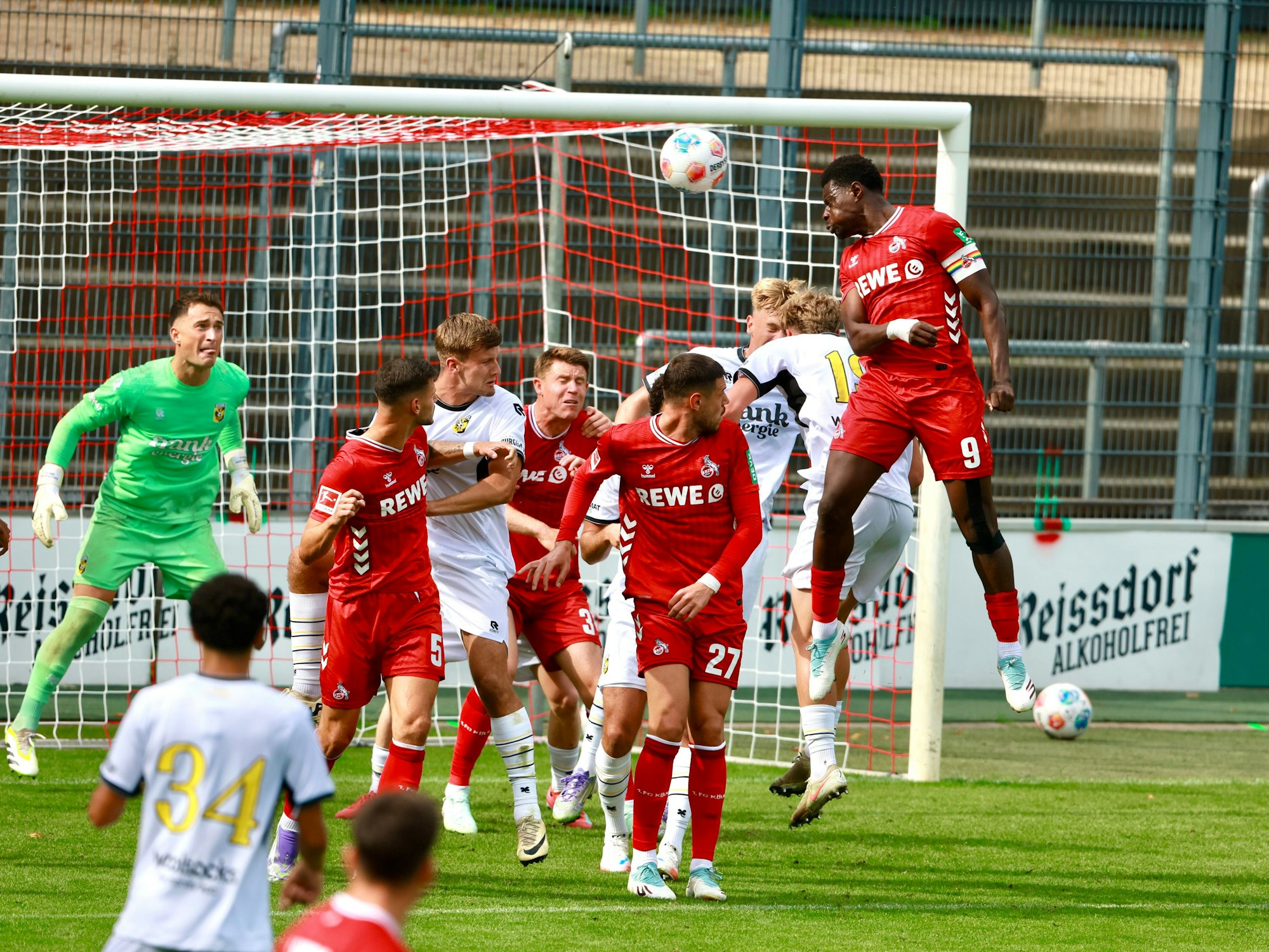 Ragnar Ache köpft das Tor zum 4:4-Ausgleich gegen Vitesse Arnheim.