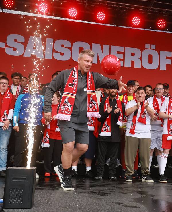 Lukas Kwasniok schießt einen Ball von der Bühne in die Menge bei der Saisoneröffnung des 1. FC Köln 2025.