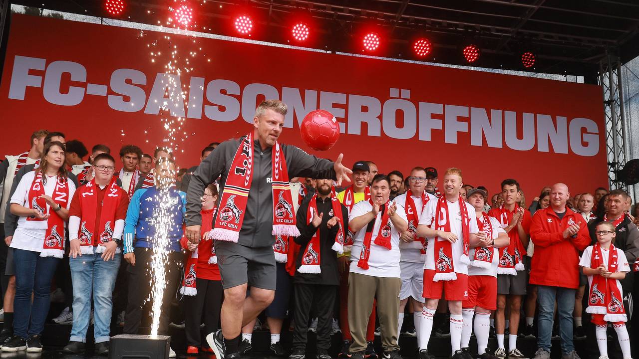 Lukas Kwasniok schießt einen Ball von der Bühne in die Menge bei der Saisoneröffnung des 1. FC Köln 2025.