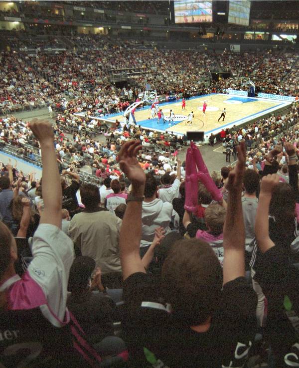Fans jubeln bei einem Basketball-Spiel.