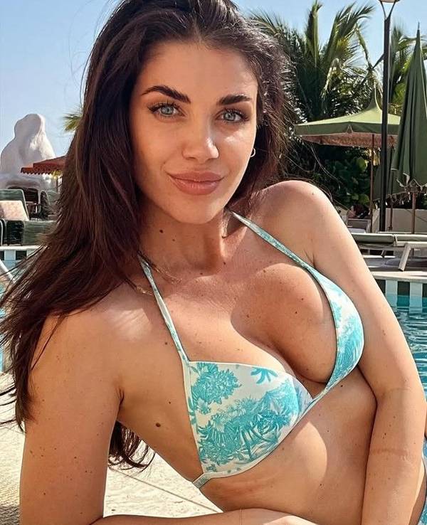 Eleonora Boi posiert im Bikini am Pool.