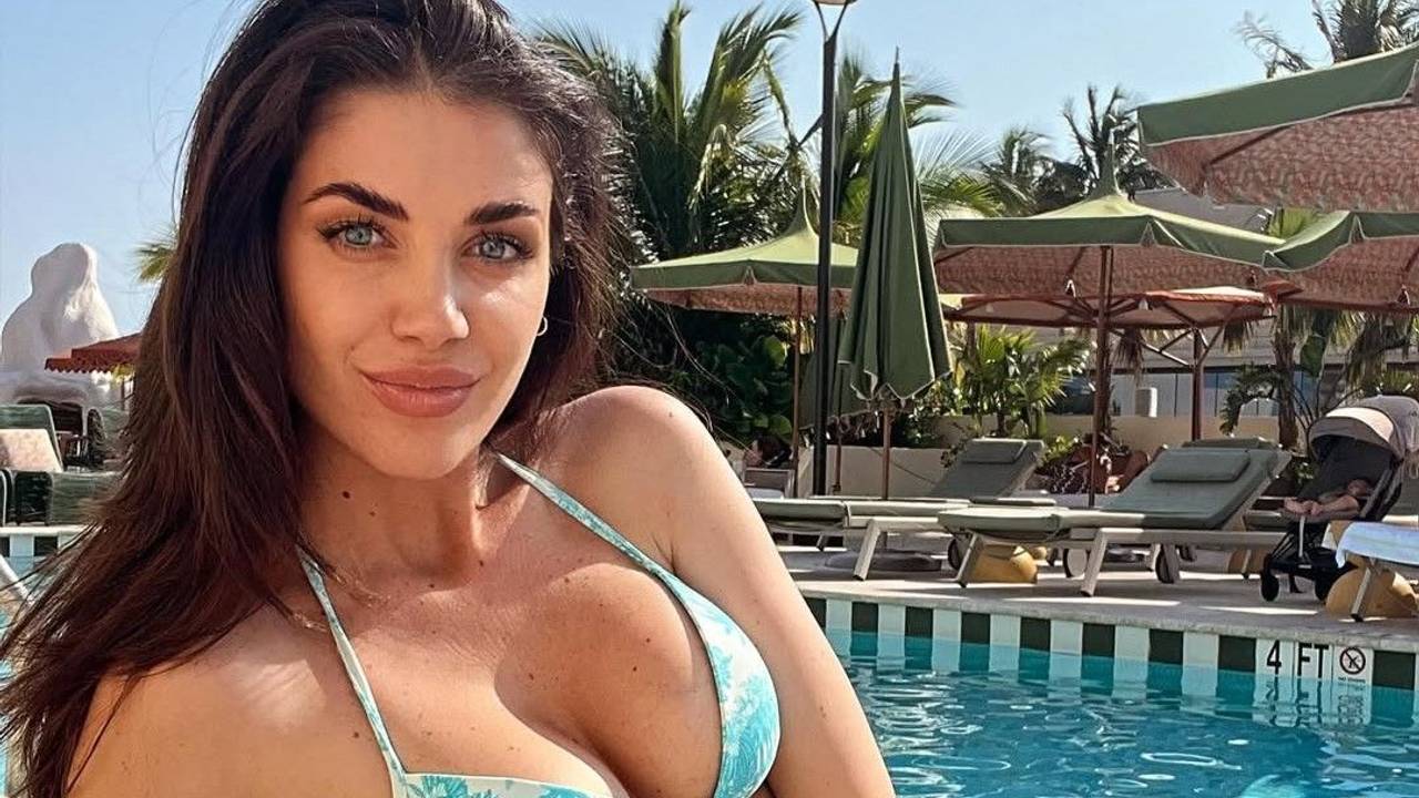 Eleonora Boi posiert im Bikini am Pool.