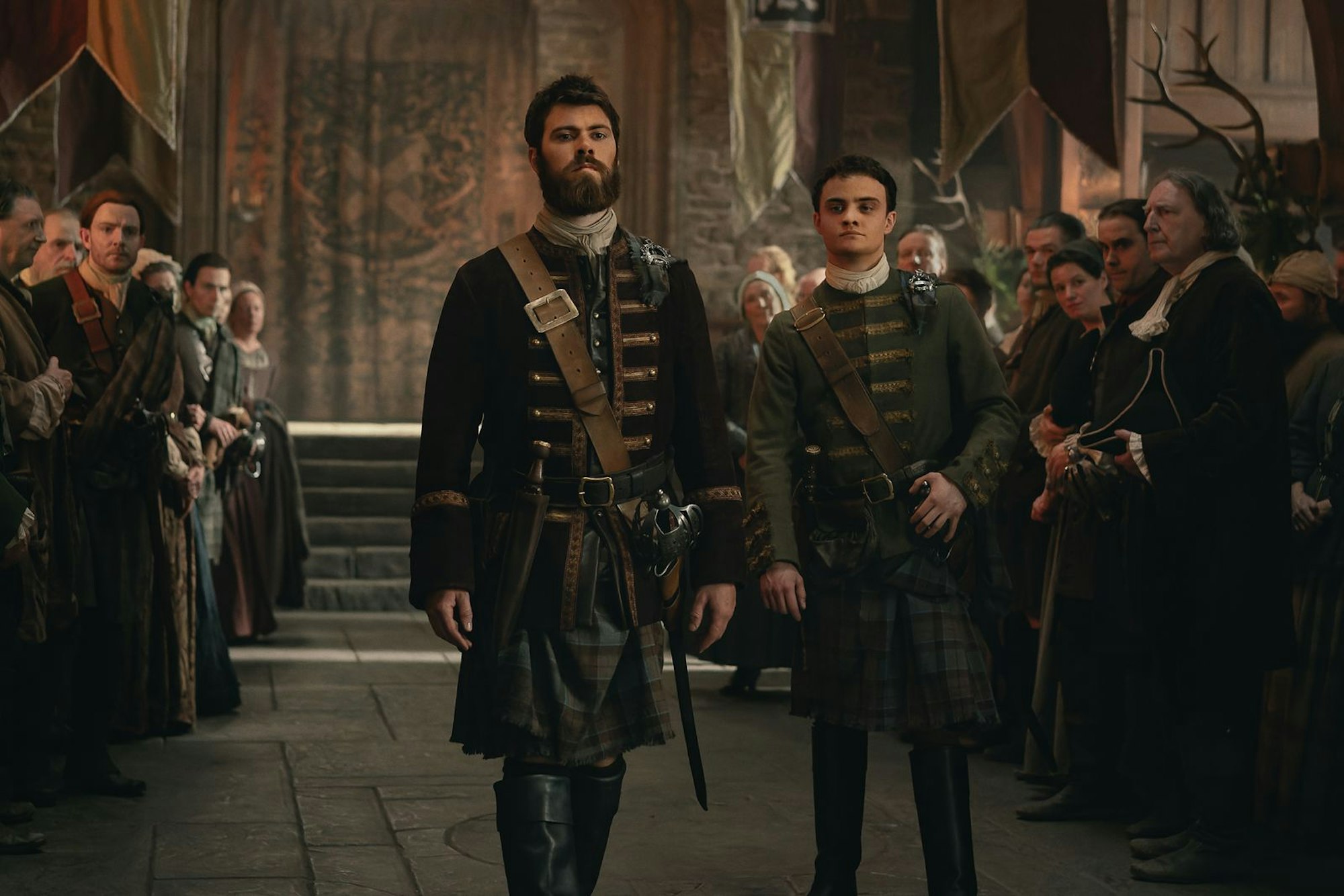 Sowohl Dougal (Sam Retford, links) als auch Colum MacKenzie (Seamus McLean Ross) wollen ihren Clan durch schwierige Zeiten führen, doch am Ende kann nur einer der neue Laird werden. (Bild: Sony Pictures Connect Inc./2024 Starz Entertainment, LLC/Sanne Gault)