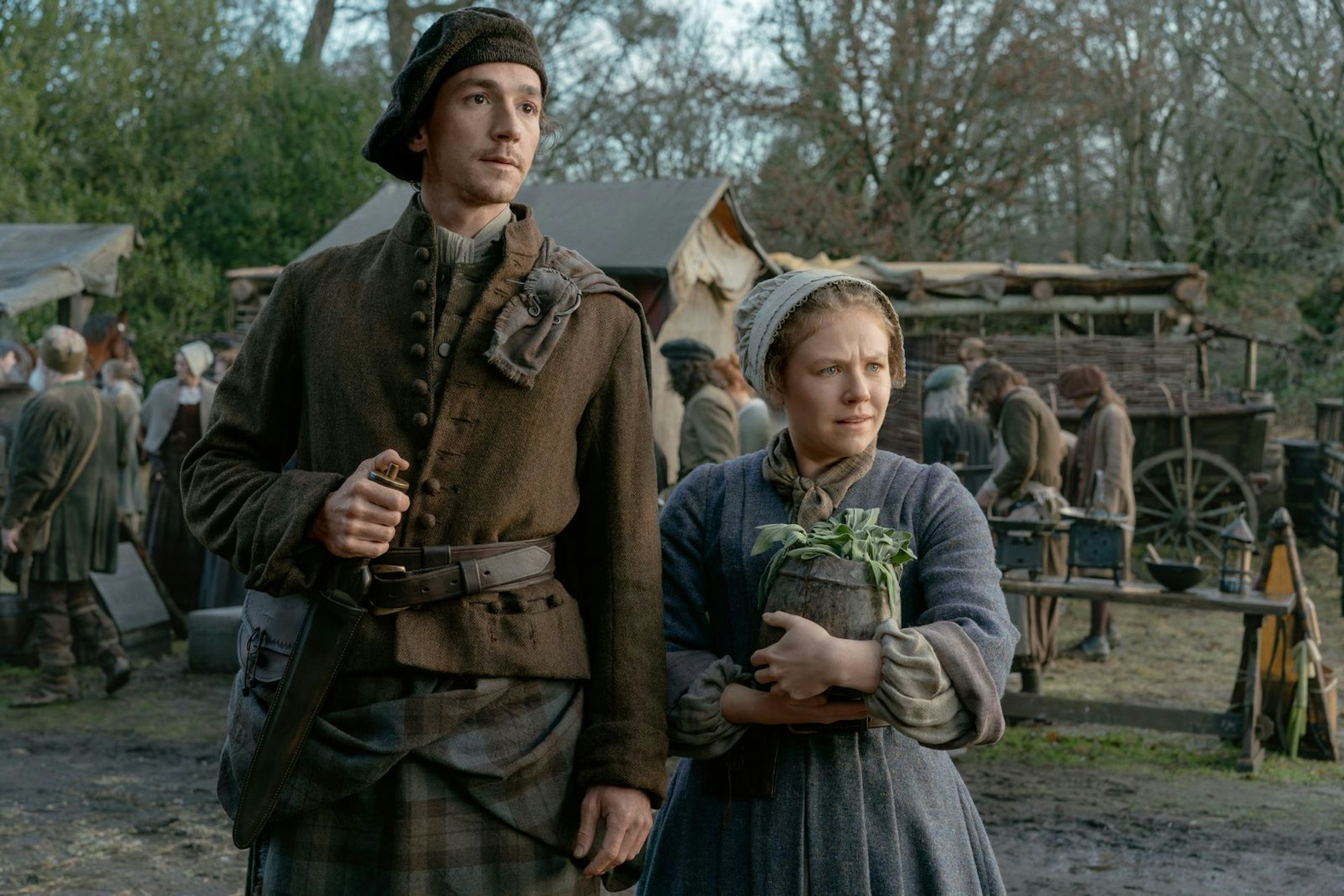 „Outlander“-Fans dürfen sich auf ein Wiedersehen mit vielen alten Bekannten freuen: So trifft der junge Murtagh Fitzgibbons Fraser (Rory Alexander) gleich in der ersten Folge seine Tante Glenna Fitzgibbons (Sally Messham). (Bild: Sony Pictures Connect Inc./2024 Starz Entertainment, LLC/Sanne Gault)