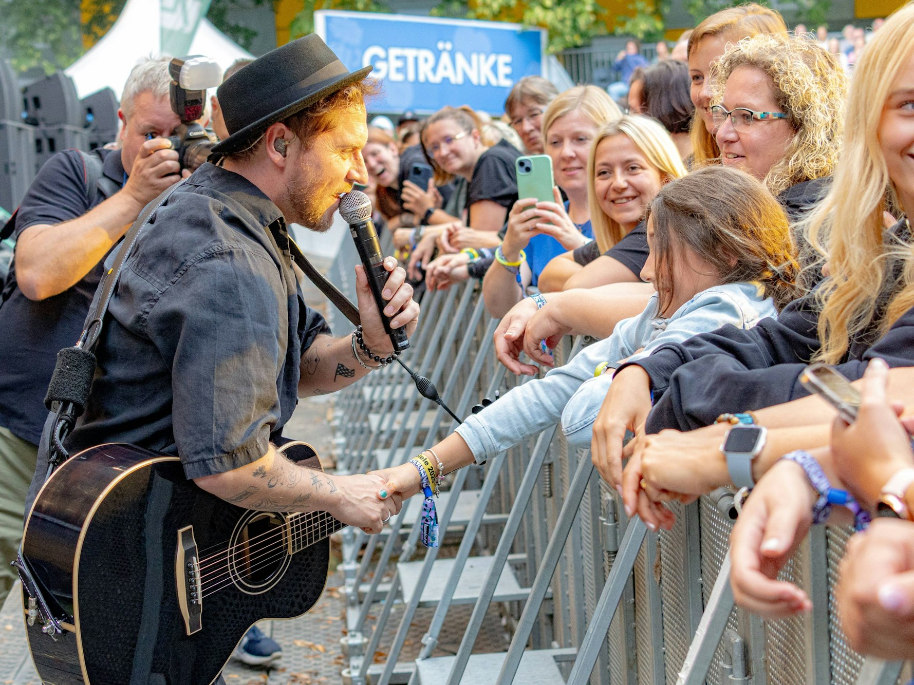 Johannes Oerding beim Live-Auftritt auf dem KunstRasen in Bonn.