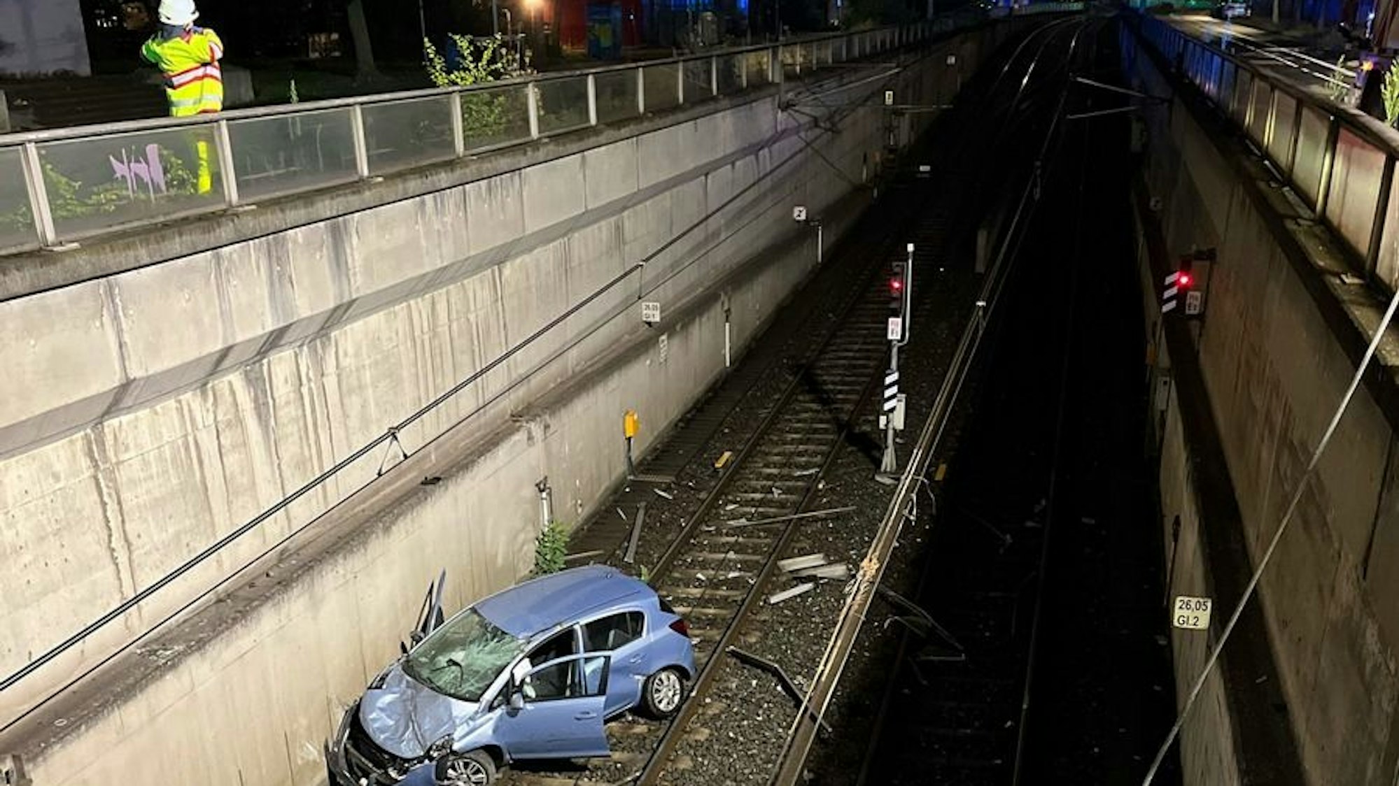 Der verunfallte Opel Corsa, der in einen U-Bahn-Tunnel in Duisburg gestürzt ist.