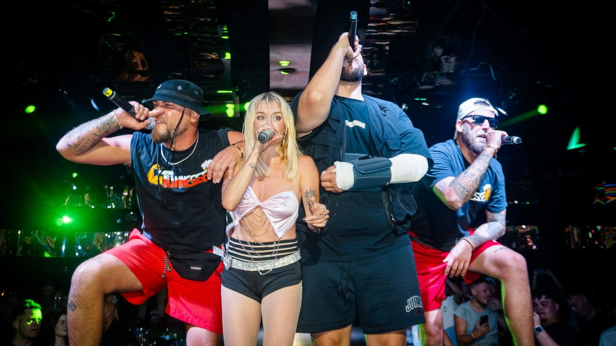 Die Rheinländer Yannic Manns (r.) und Benedikt Lams (l.) stehen auf Mallorca mit Mia Julia und Rumbombe auf der Bühne.