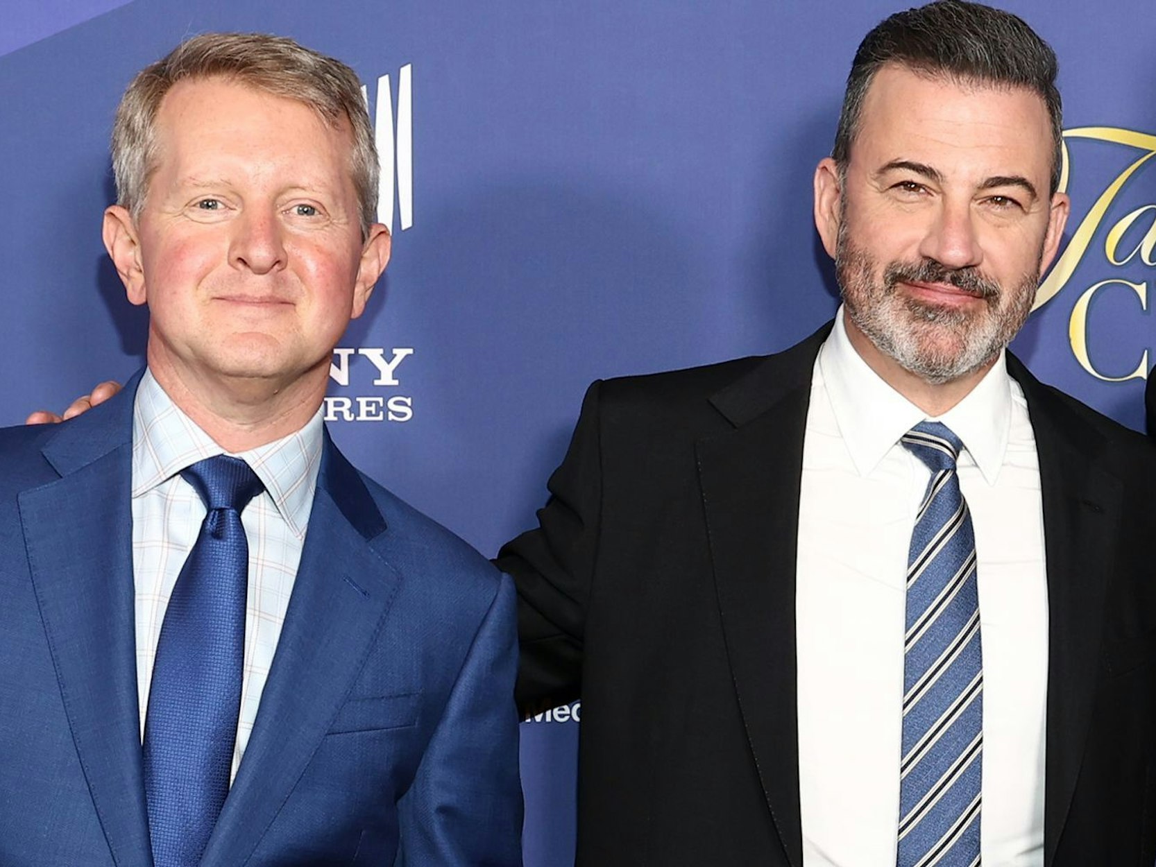 Damon trat gemeinsam mit dem Moderator Ken Jennings (links) an, der die Millionen-Frage beantworten konnte. Late-Night-Talker Jimmy Kimmel moderierte die Sendung. (Bild: 2025 Getty Images/Tommaso Boddi)