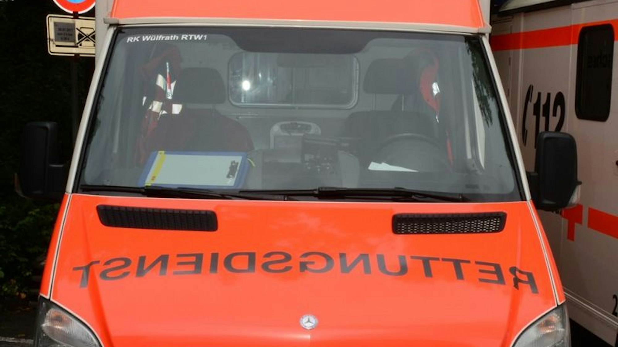 Ein Ford Fiesta wird nach einem Unfall von einem Abschleppdienst auf einen Transporter geladen.