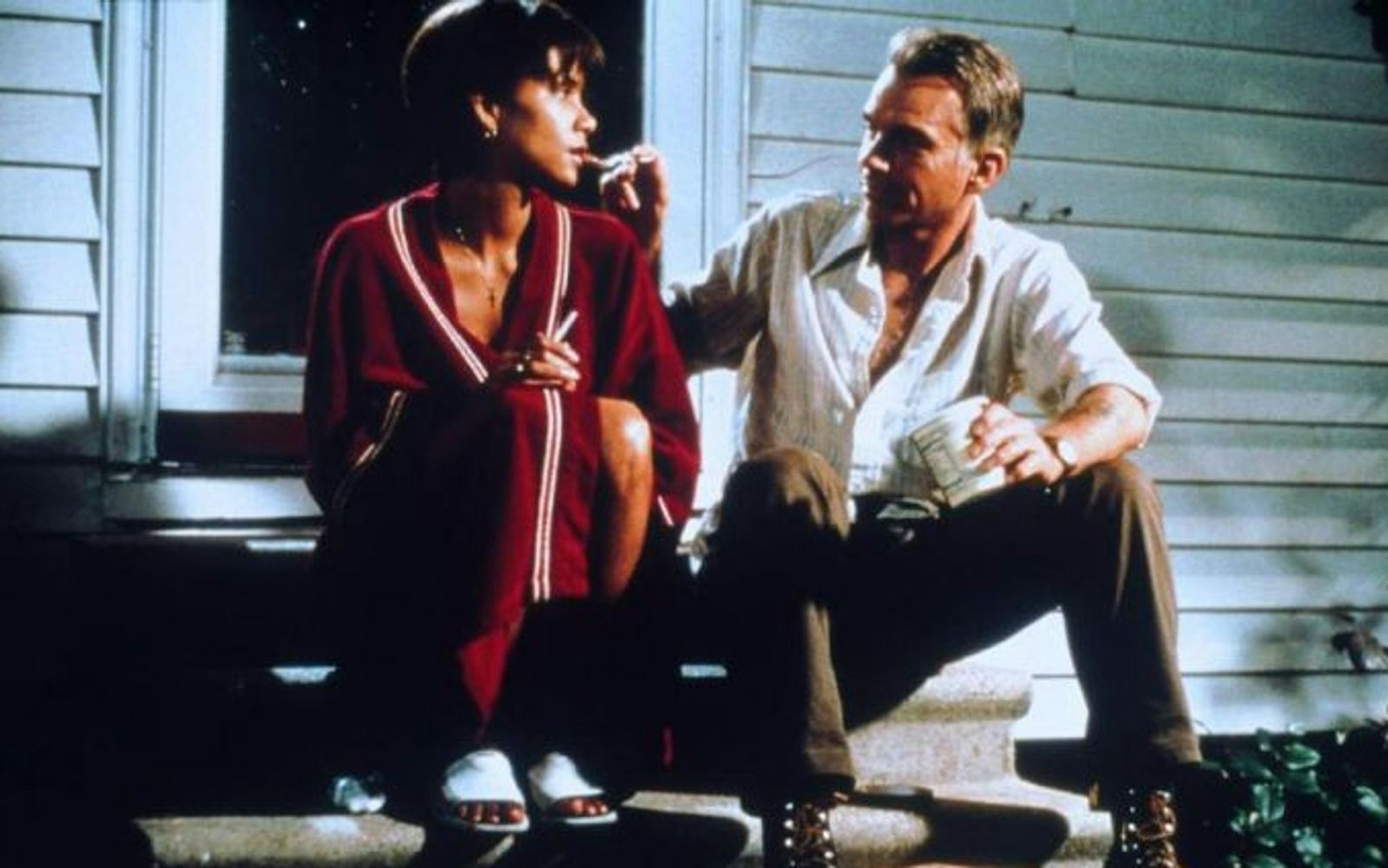 Brisanter Stoff für eine Romanze: In „Monster's Ball“ spielt Billy Bob Thornton einen Rassisten, der sich in die schwarze Aushilfskellnerin Leticia (Halle Berry) verliebt. (Bild: TOBIS Film)