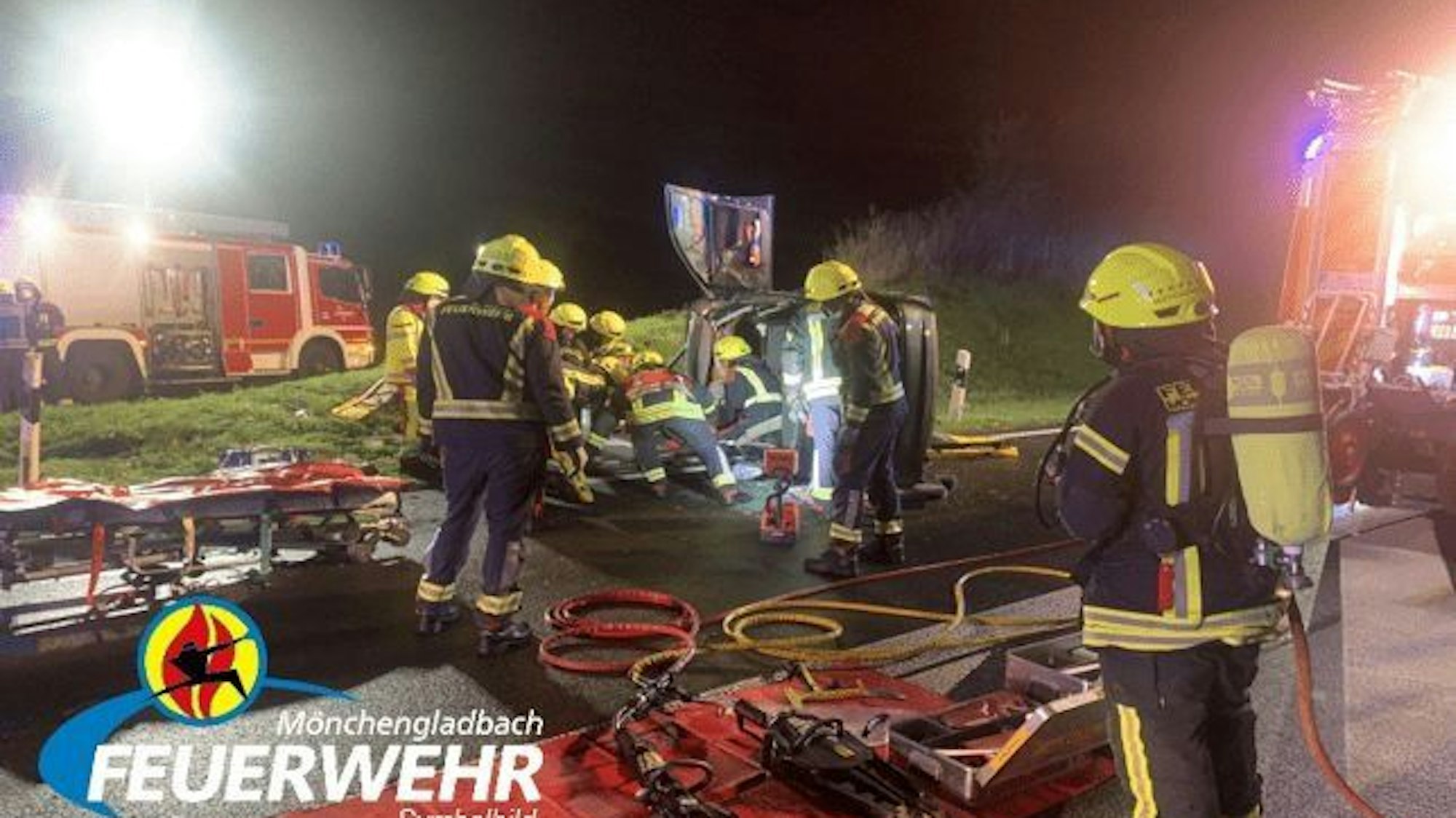 Ein verunfalltes Auto auf der Autobahn in der Nacht.