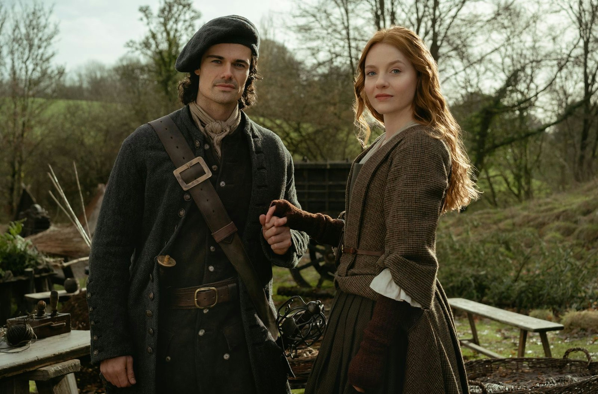 „Outlander: Blood Of My Blood“ überzeugt nicht zuletzt beim Casting: Brian Fraser (Jamie Roy) und Ellen MacKenzie (Harriet Slater) sehen ihrem in der originalen „Outlander“-Serie auftretenden Sohn Jamie erstaunlich ähnlich. (Bild: Sony Pictures Connect Inc./2024 Starz Entertainment, LLC/Sanne Gault)