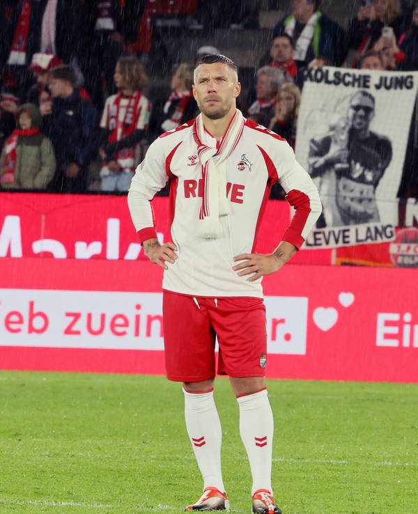 Lukas Podolski steht bei seinem Abschiedsspiel vor der Kurve des 1. FC Köln.