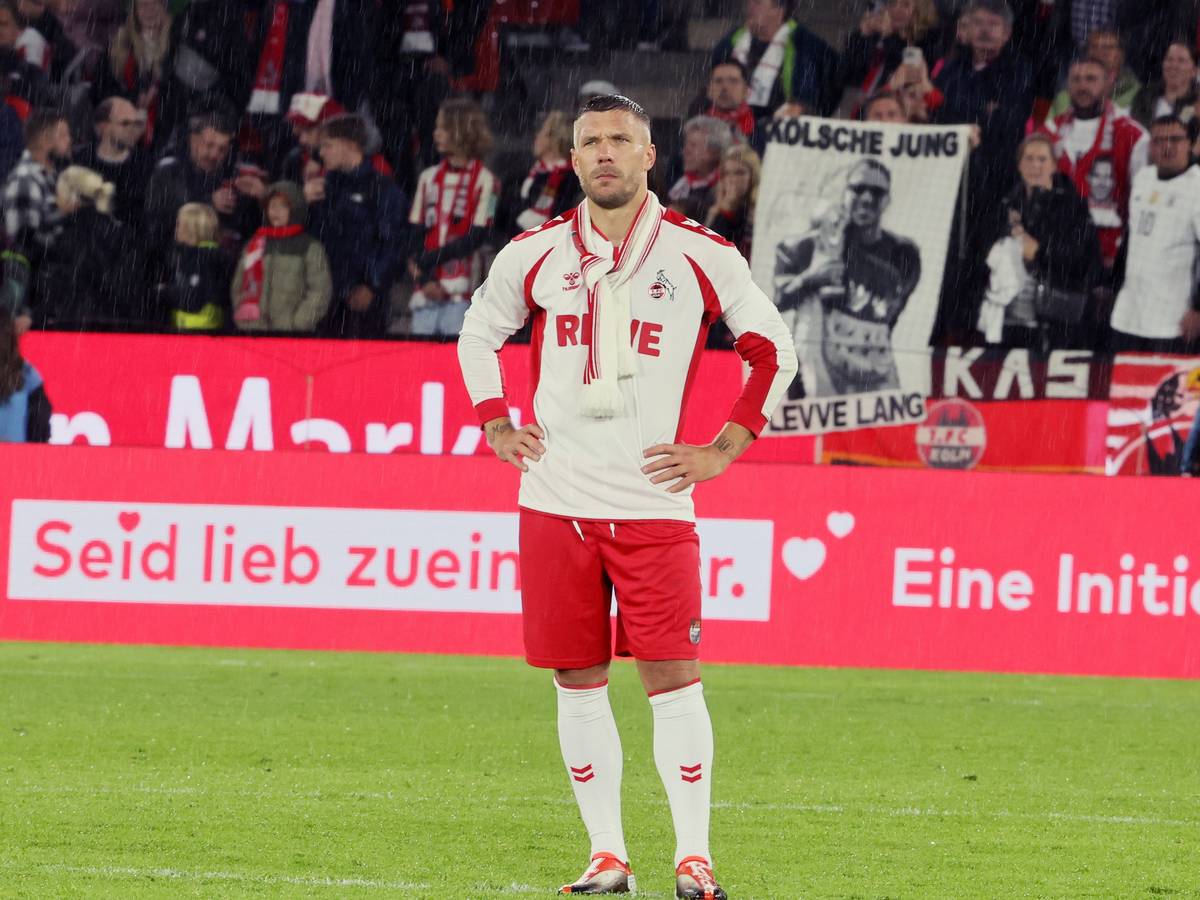 Lukas Podolski steht bei seinem Abschiedsspiel vor der Kurve des 1. FC Köln.