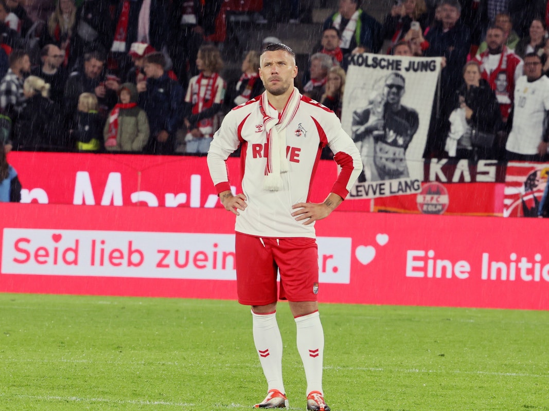 Lukas Podolski steht bei seinem Abschiedsspiel vor der Kurve des 1. FC Köln.