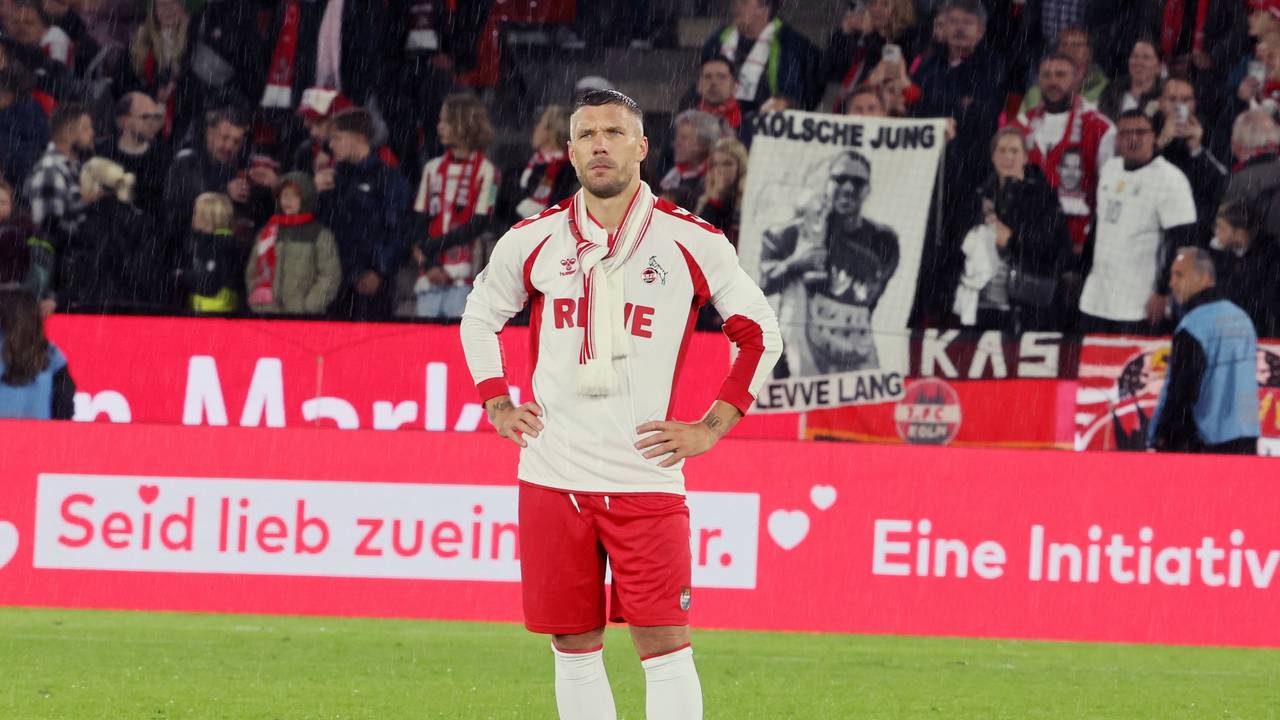 Lukas Podolski steht bei seinem Abschiedsspiel vor der Kurve des 1. FC Köln.