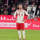 Lukas Podolski steht bei seinem Abschiedsspiel vor der Kurve des 1. FC Köln.