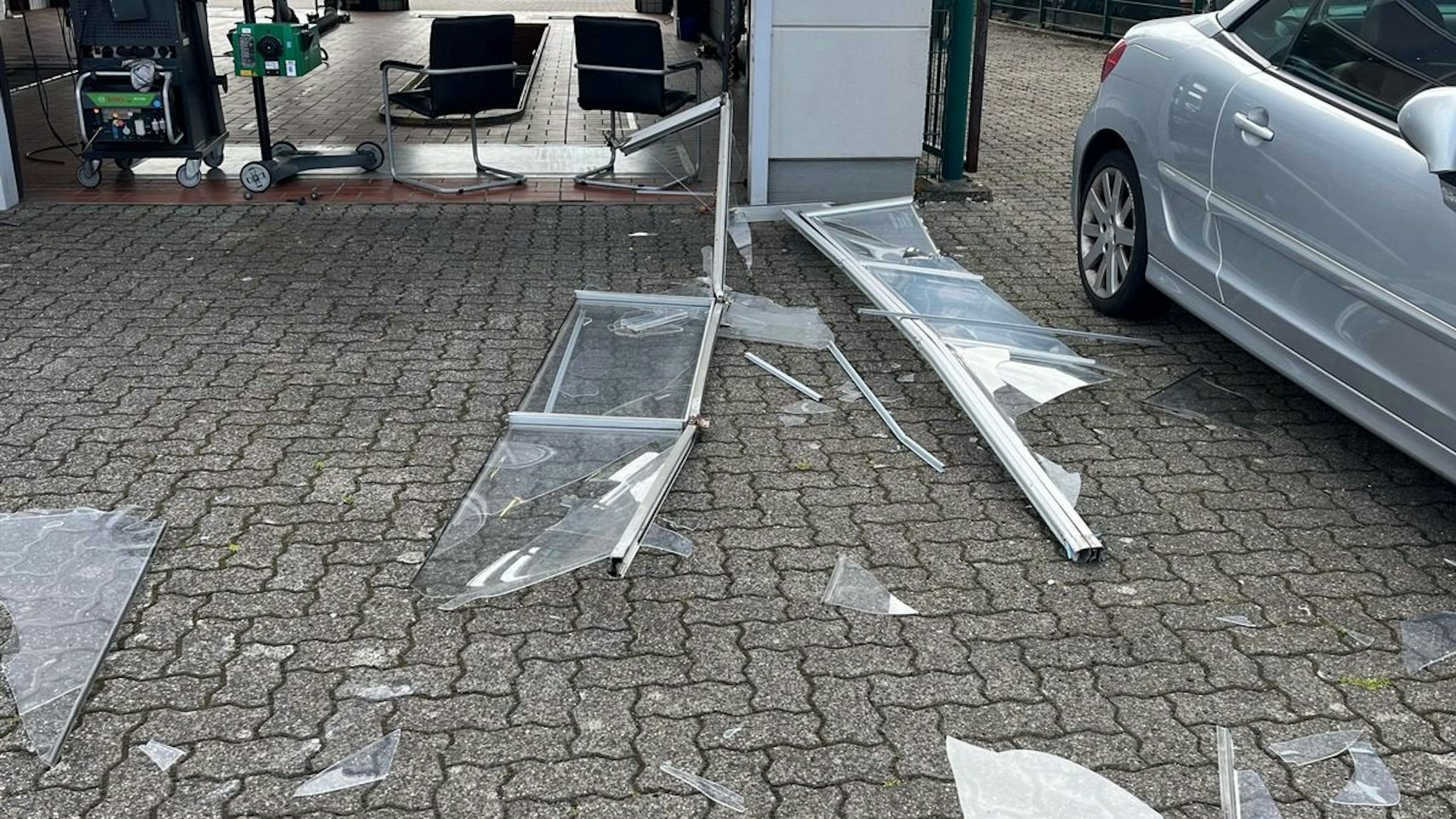 Ein bei einem Unfall stark beschädigtes Auto.