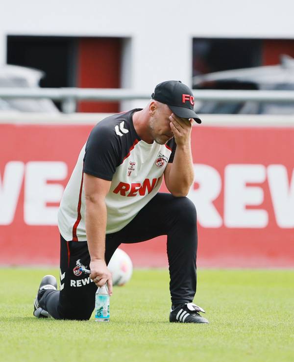 FC-Coach Lukas Kwasniok kniet und fasst sich an den Kopf.