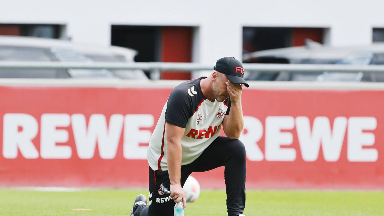 FC-Coach Lukas Kwasniok kniet und fasst sich an den Kopf.
