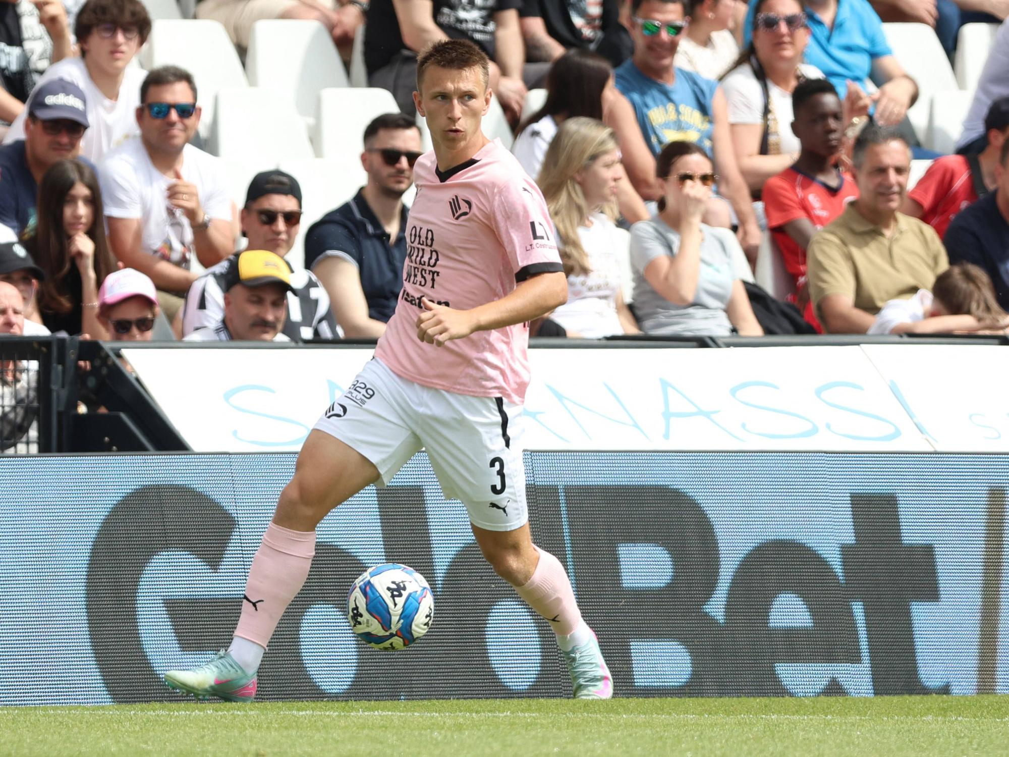 Kristoffer Lund mit Ball in Aktion.