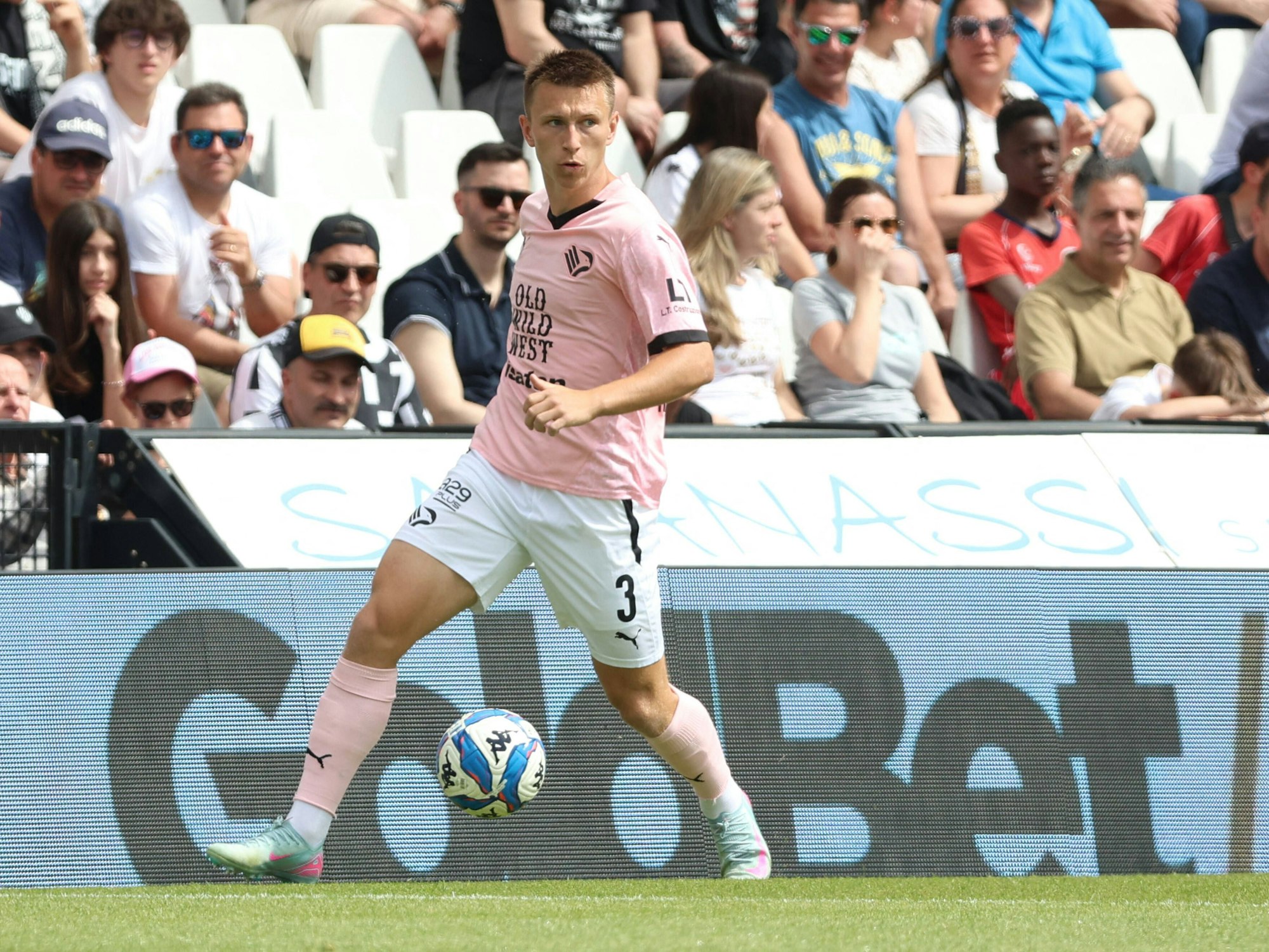 Kristoffer Lund mit Ball in Aktion.