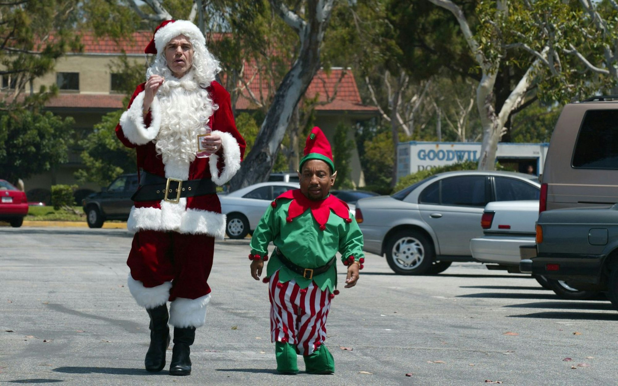 Eine seiner bekanntesten Rollen spielte Billy Bob Thornton (links, neben Tony Cox) in „Bad Santa“, dem etwas anderen Weihnachtsfilm. (Bild: © 2002 Dimension Films)