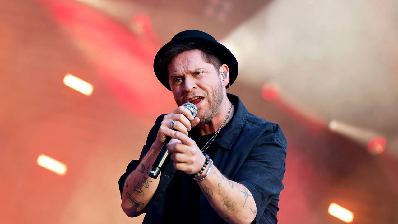 Popsänger Johannes Oerding bei seinem Konzert auf der Bühne des Bonner KunstRasen.