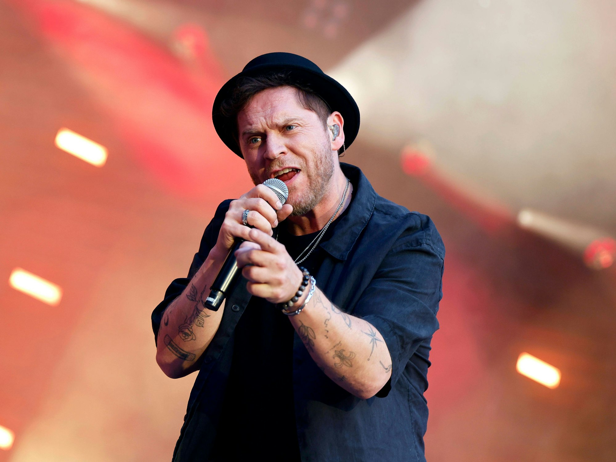 Popsänger Johannes Oerding bei seinem Konzert auf der Bühne des Bonner KunstRasen.