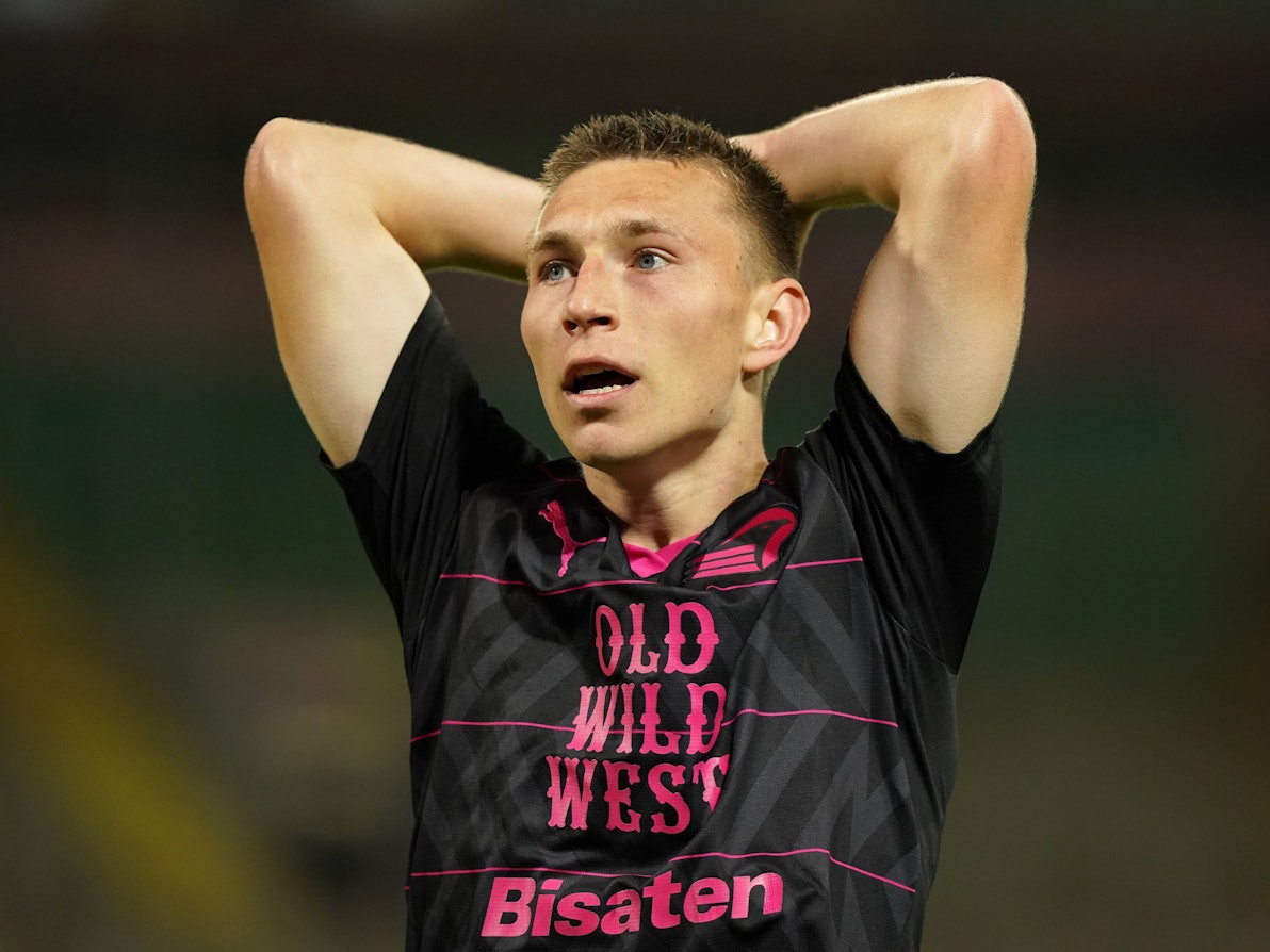 Kristoffer Lund überrascht, der US-Nationalspieler fasst sich an den Kopf.