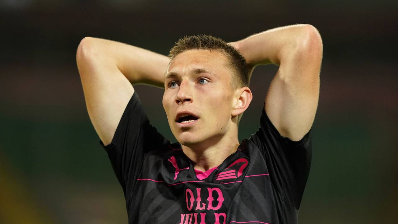 Kristoffer Lund überrascht, der US-Nationalspieler fasst sich an den Kopf.