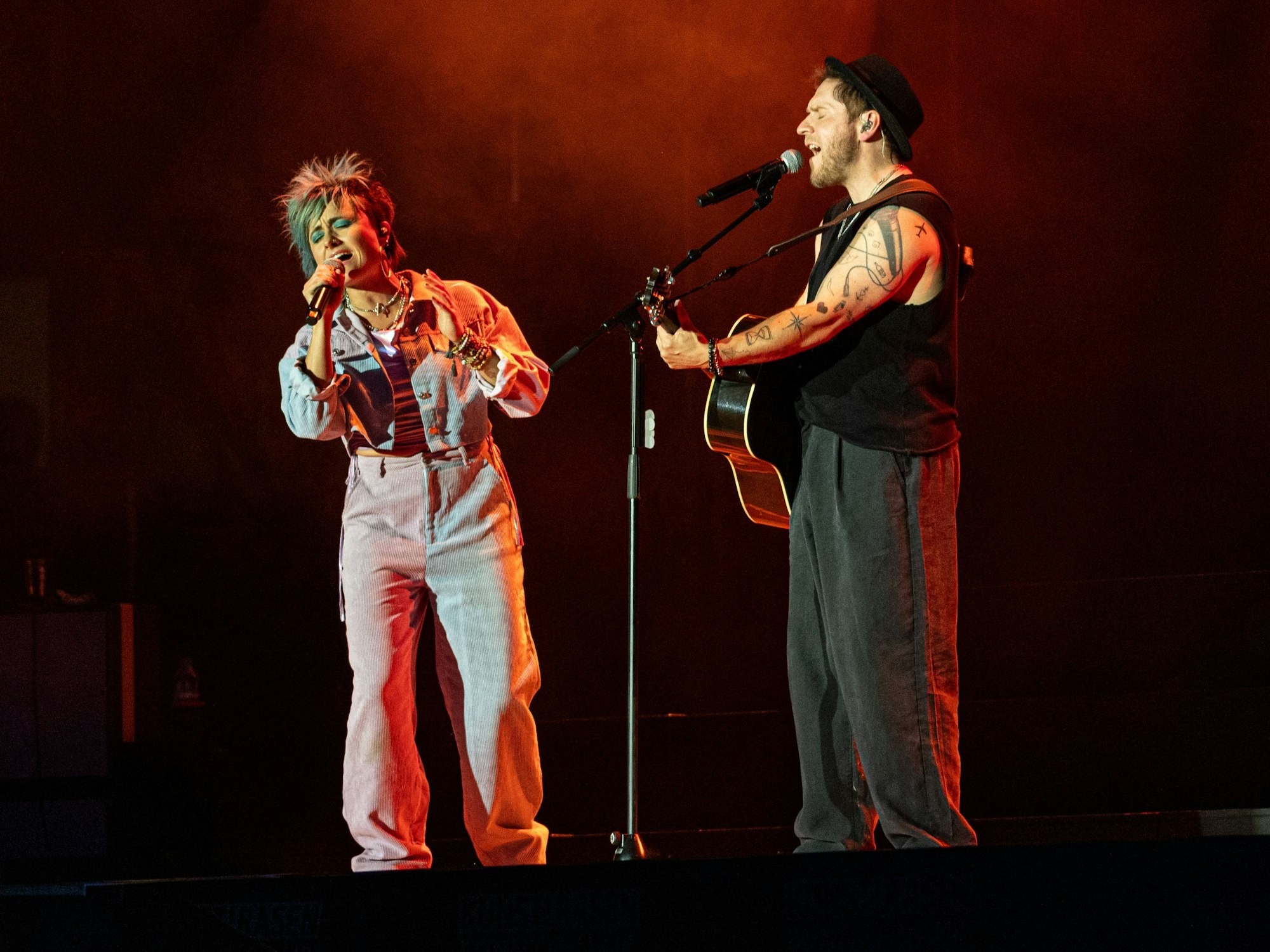 Johannes Oerding und Charly Klauser stehen zusammen auf der Bühne.