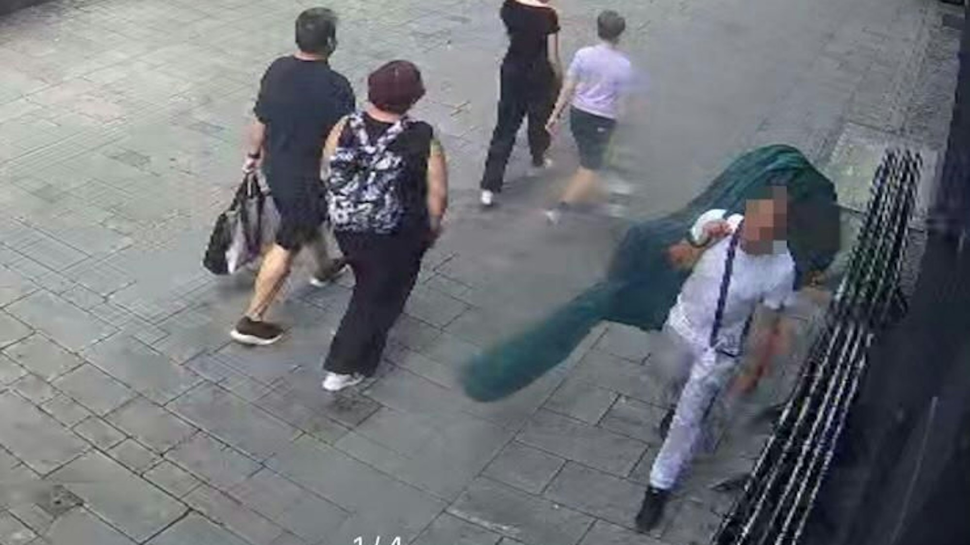 Ein Mann trägt ein großes Musikinstrument.