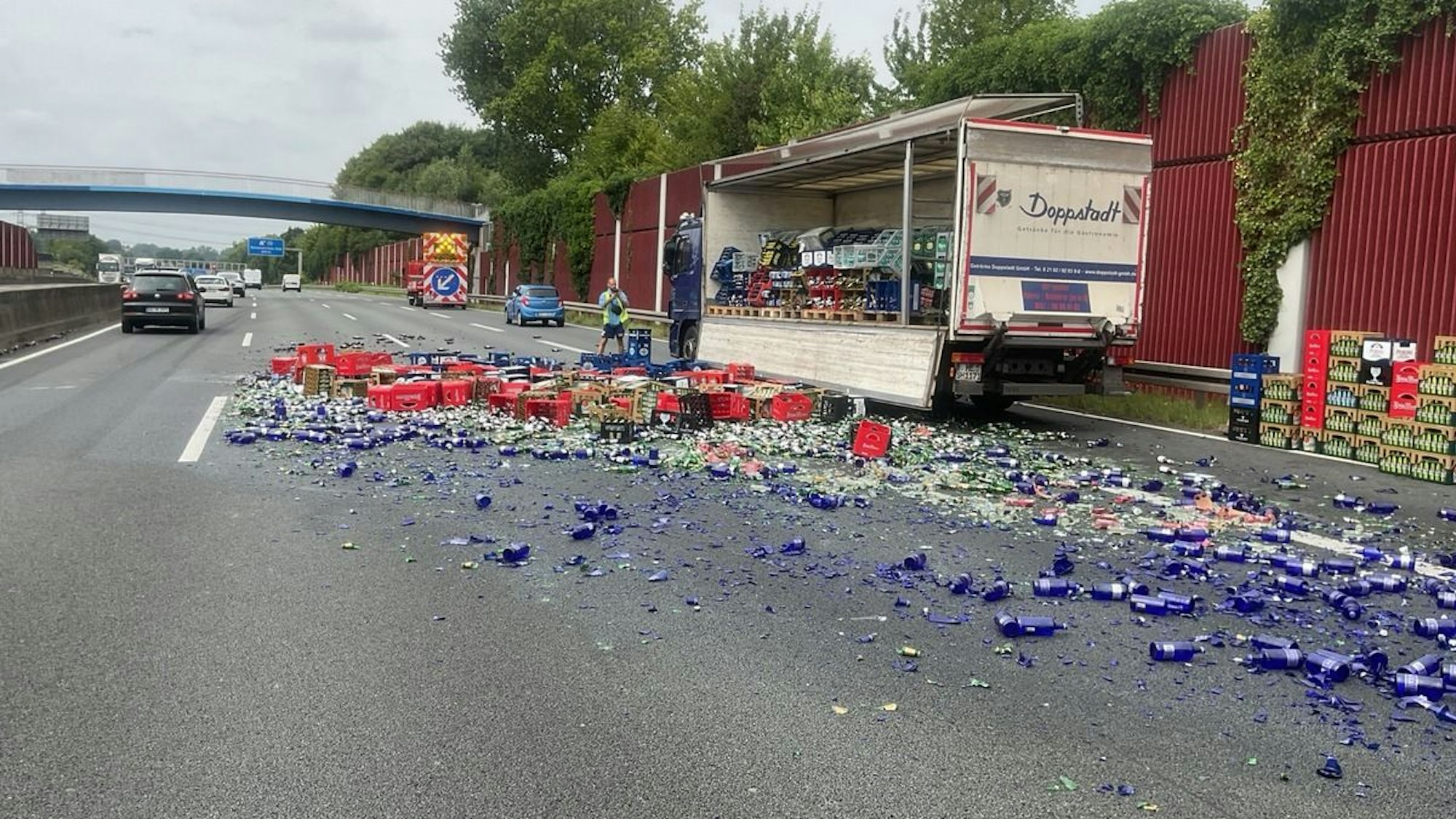 FW-BO: LKW verliert Getränkekisten - Scherbenreicher Unfall auf der A 40