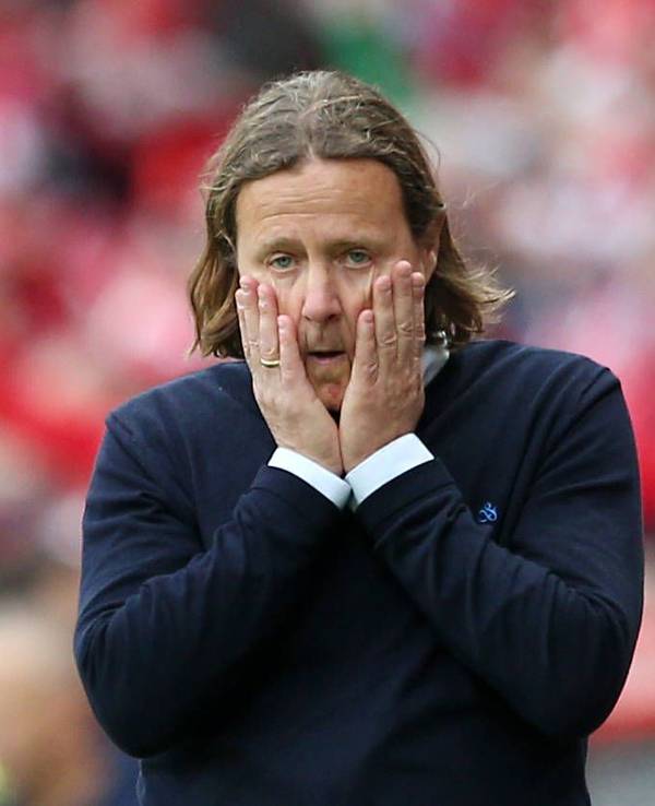 Bo Henriksen fasst sich entgeistert ins Gesicht.