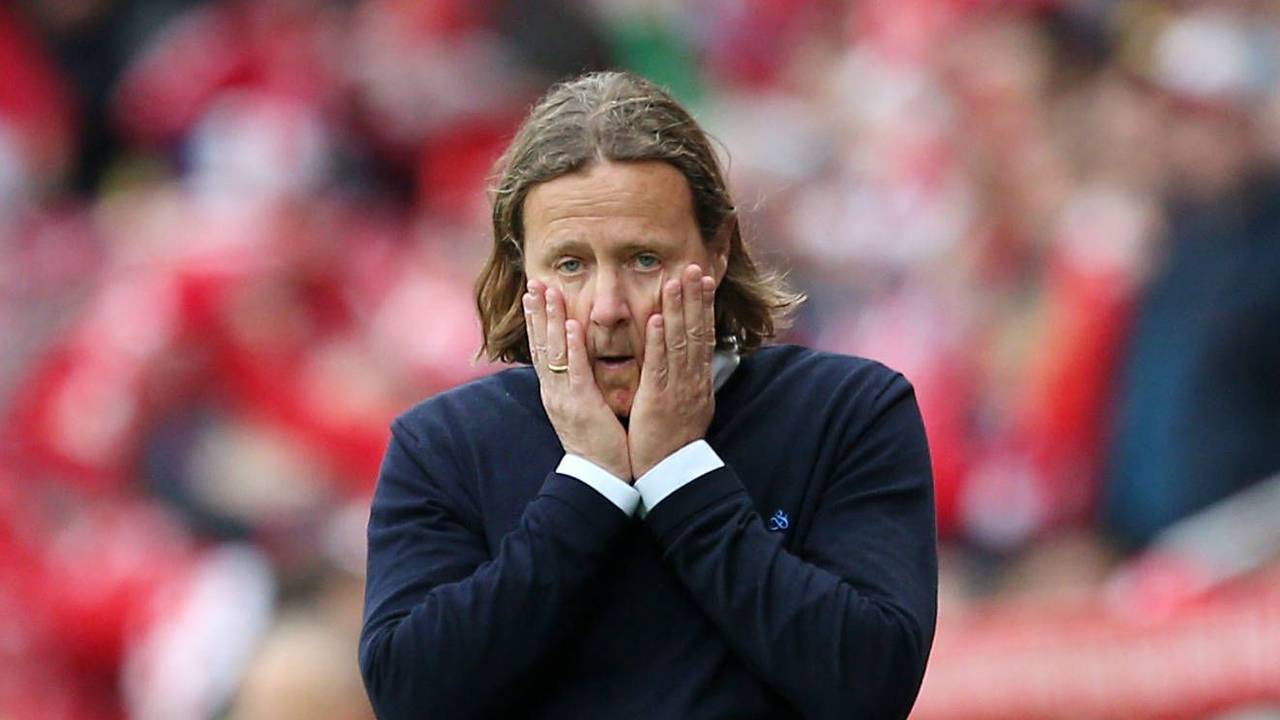Bo Henriksen fasst sich entgeistert ins Gesicht.