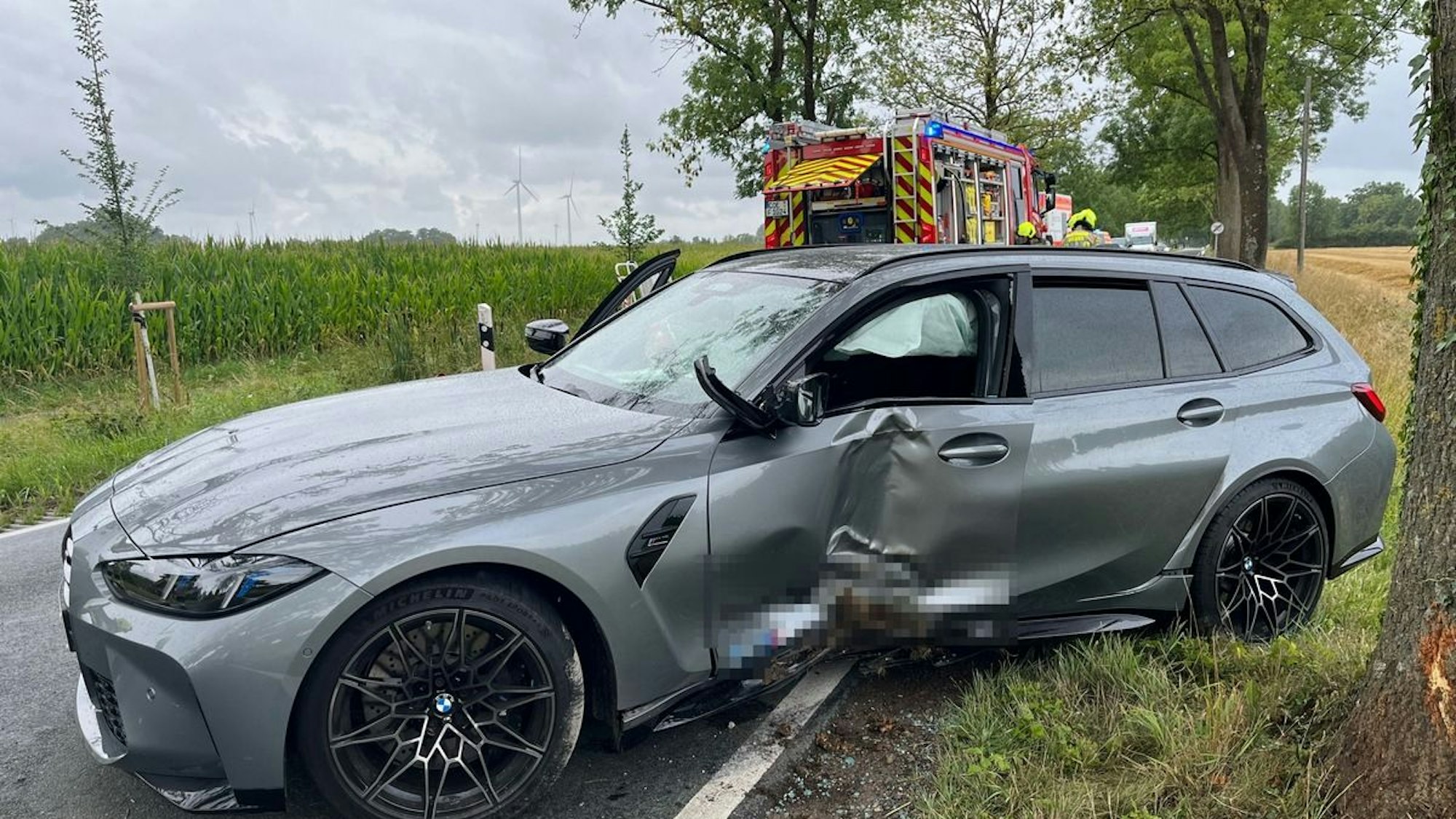 Ein bei einem Unfall beschädigter BMW M3 steht am Straßenrand.